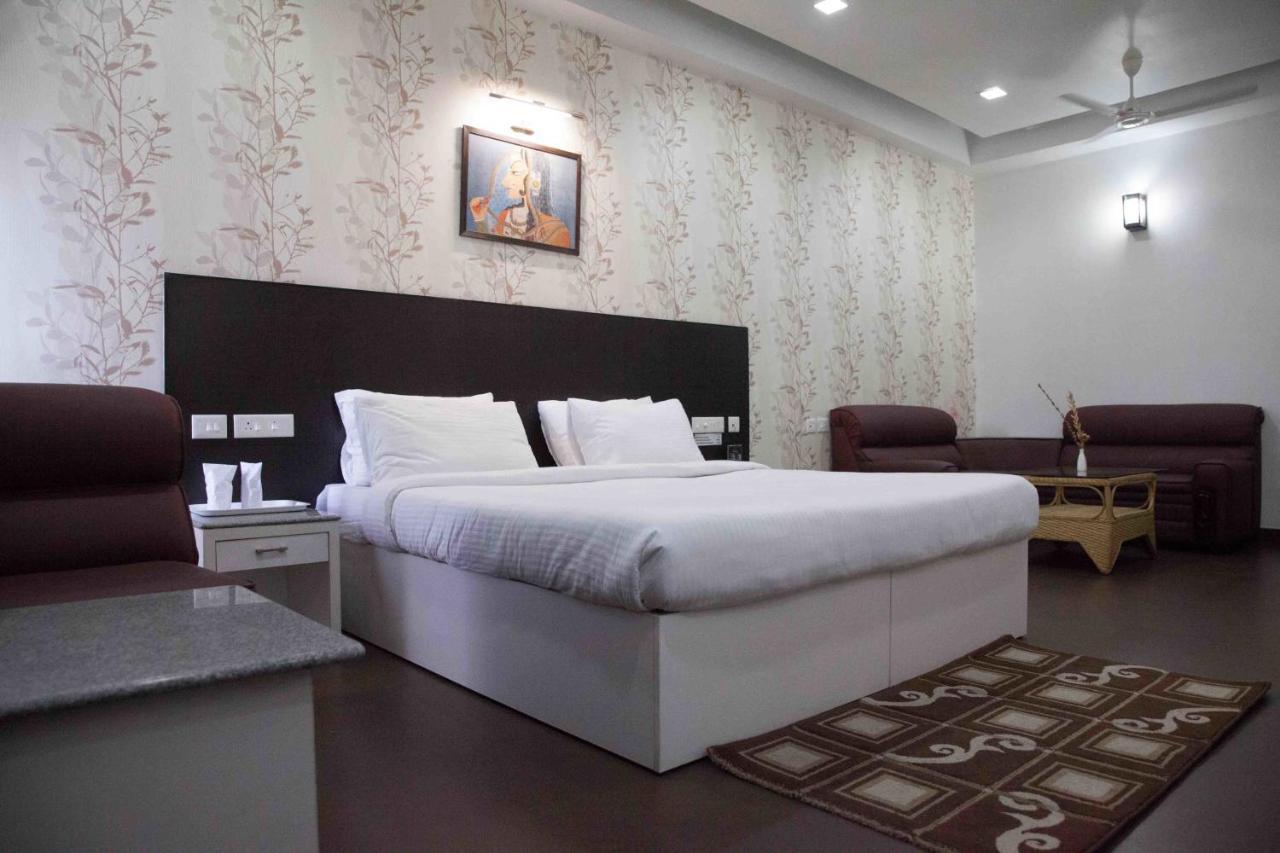 Hotel Central Park Силигури Номер фото