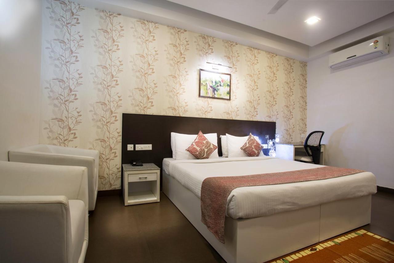 Hotel Central Park Силигури Экстерьер фото