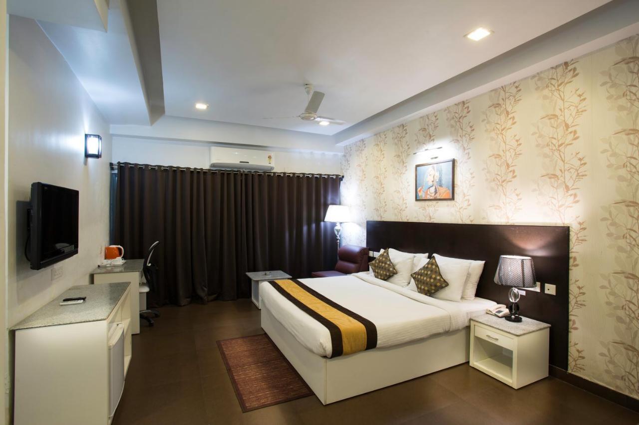 Hotel Central Park Силигури Экстерьер фото