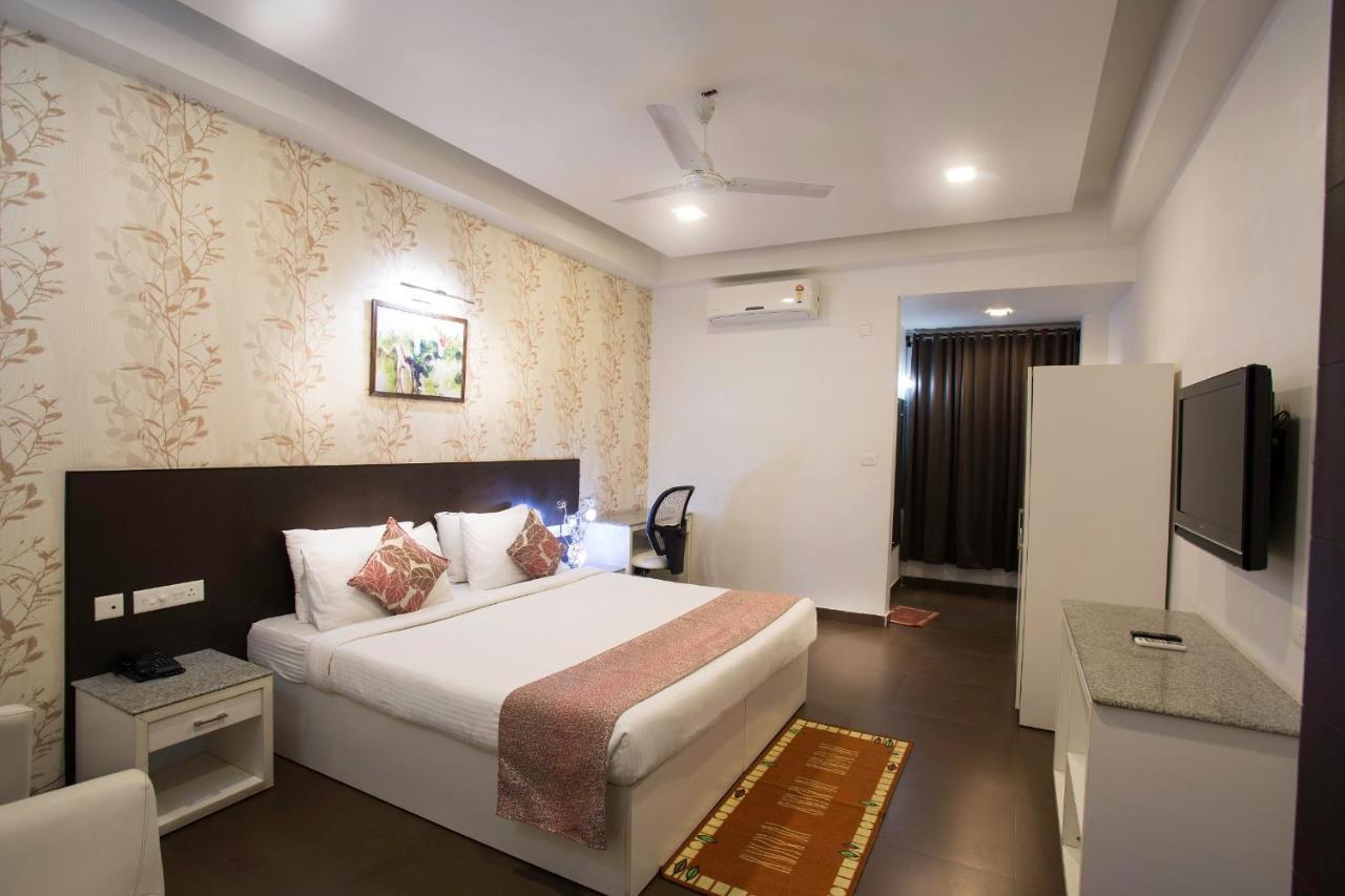 Hotel Central Park Силигури Экстерьер фото