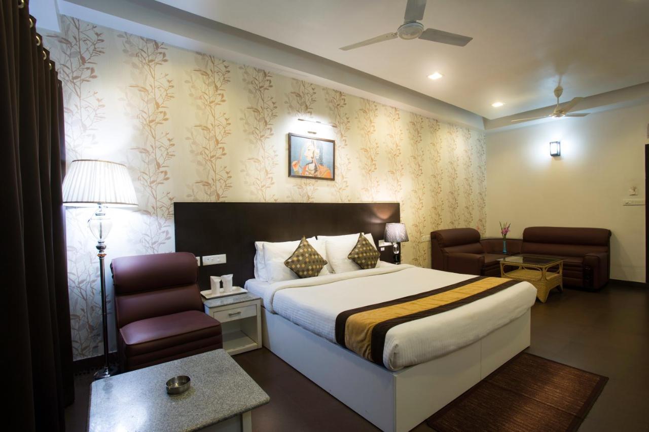 Hotel Central Park Силигури Экстерьер фото