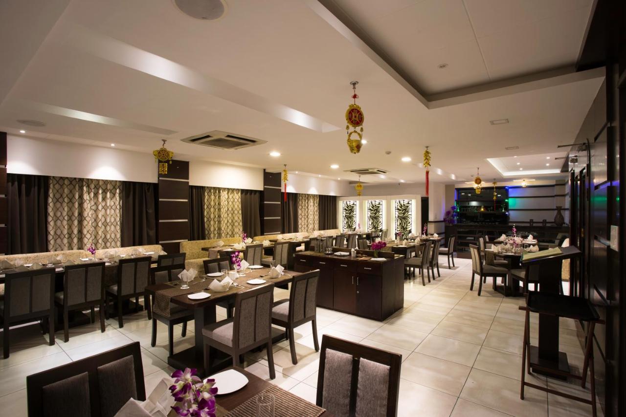 Hotel Central Park Силигури Экстерьер фото