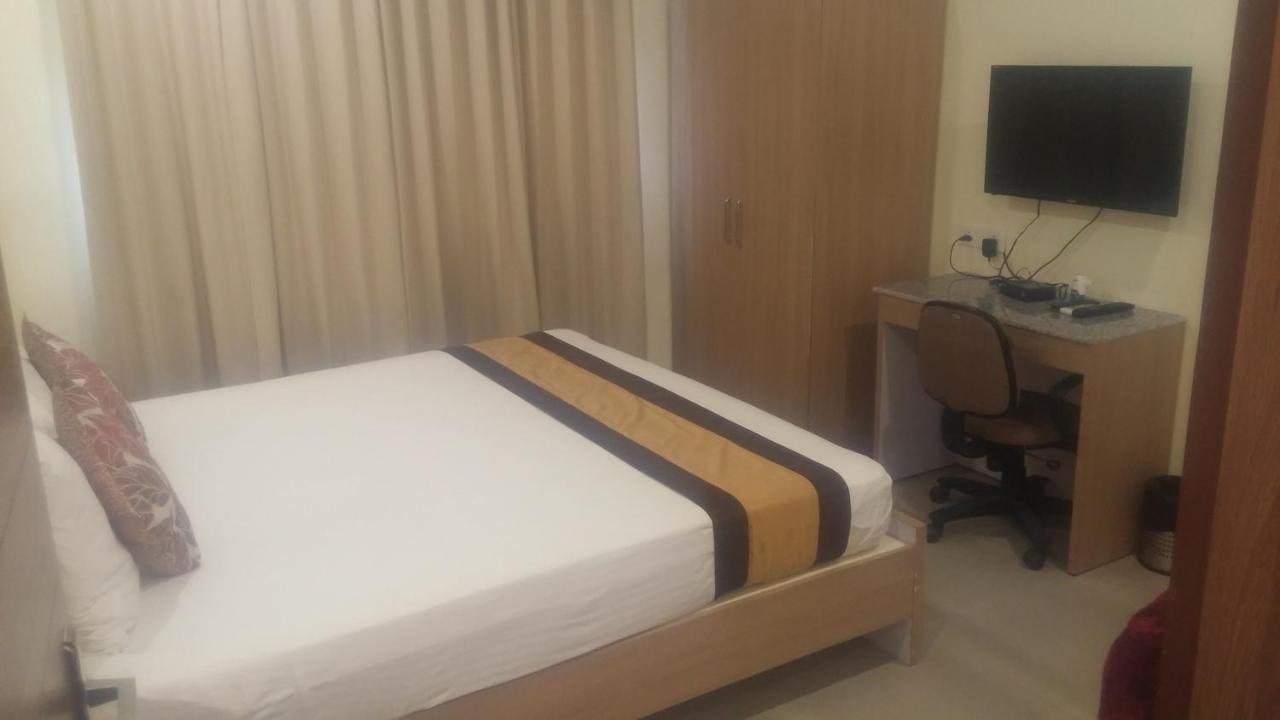 Hotel Central Park Силигури Экстерьер фото